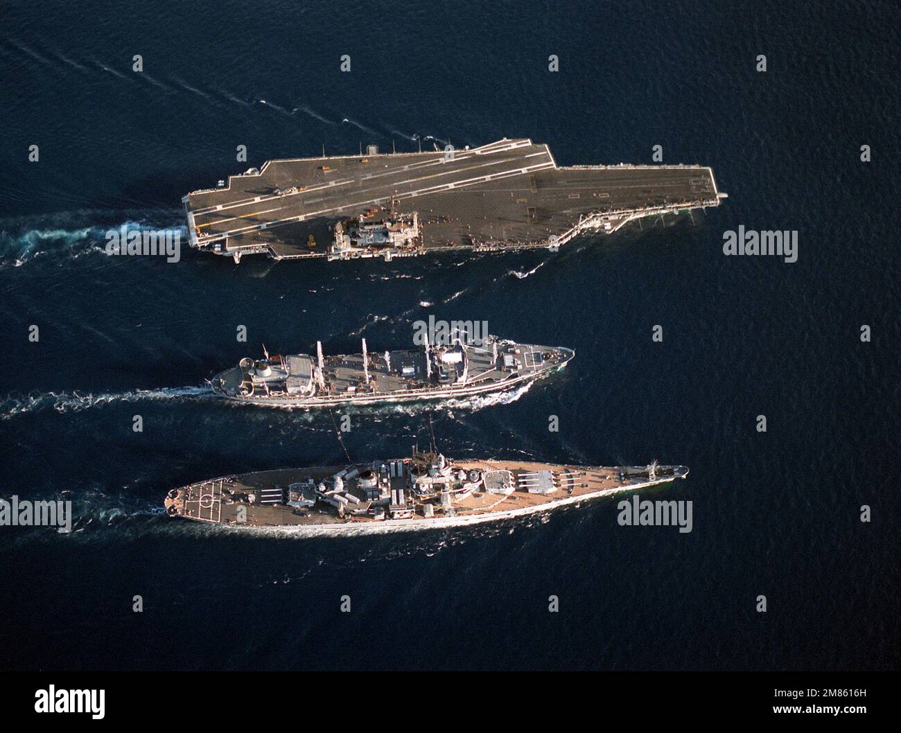 Eine Draufsicht auf den Flottenöler USNS KAWISHIWI (T-AO-146), Center, das Schlachtschiff USS MISSOURI (BB-63), Bottom und den Flugzeugträger USS KITTY HAWK (CV-63), der an einer laufenden Wiederauffüllungsoperation teilnimmt. Land: Unbekannt Stockfoto