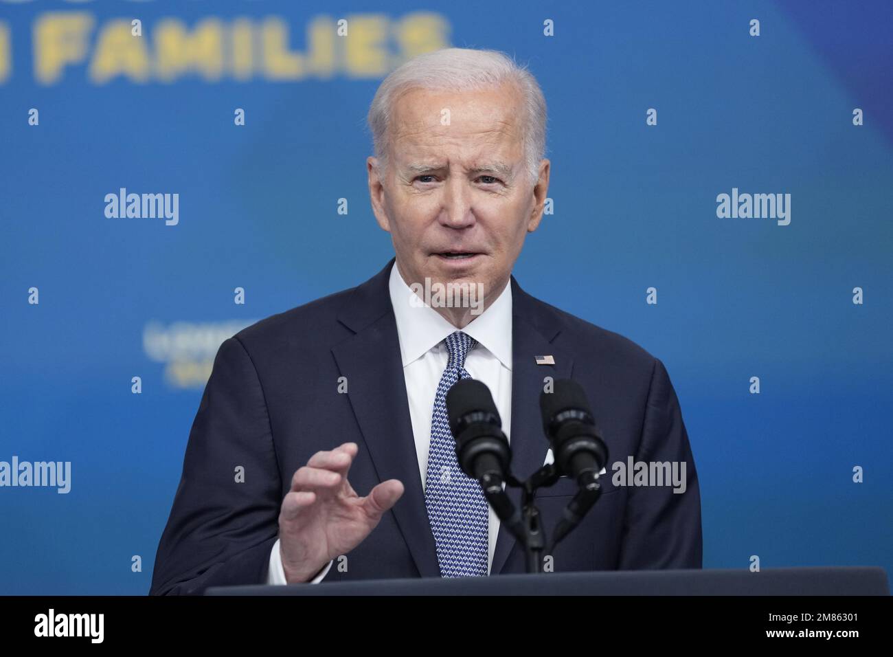 US-Präsident Joe Biden gibt am Donnerstag, den 12. Januar 2023, eine Stellungnahme zur Wirtschaft und zu den Bemühungen seiner Regierung, die Inflation im South Court Auditorium im Eisenhower Executive Office Building auf dem Campus des Weißen Hauses in Washington, DC, zu bekämpfen. Kredit: Chris Kleponis/Pool via CNP /MediaPunch Stockfoto