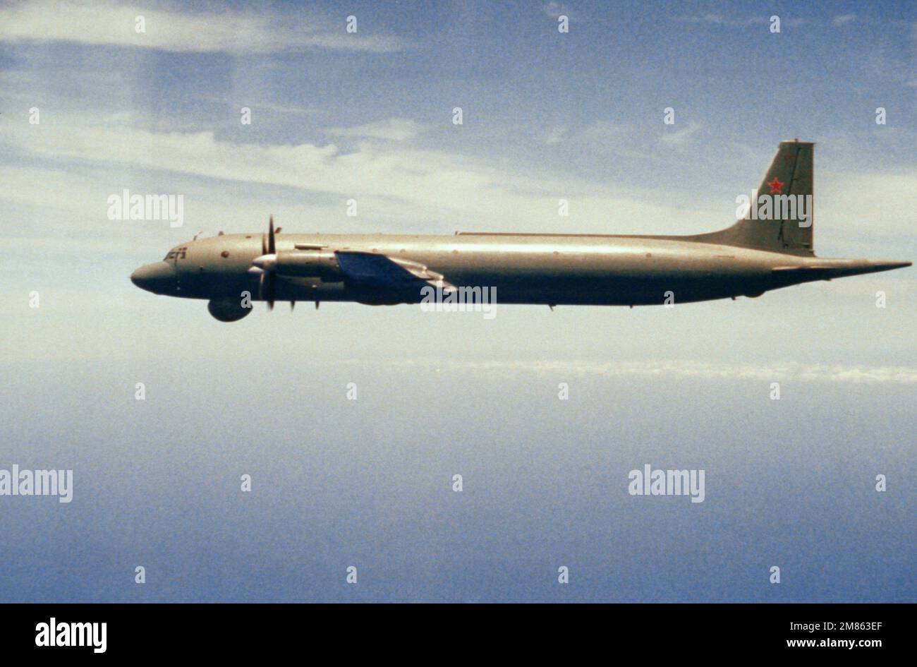 Eine Air-to-Air-Ansicht von links eines sowjetischen Flugzeugs vom I1. Bis 38. Mai. Land: Unbekannt Stockfoto