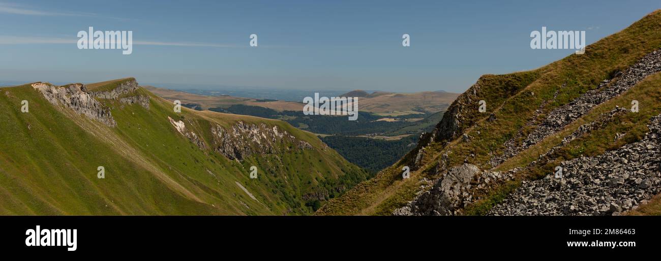 Panoramablick auf das Tal unter der Sonne mit blauem Himmel. Stockfoto