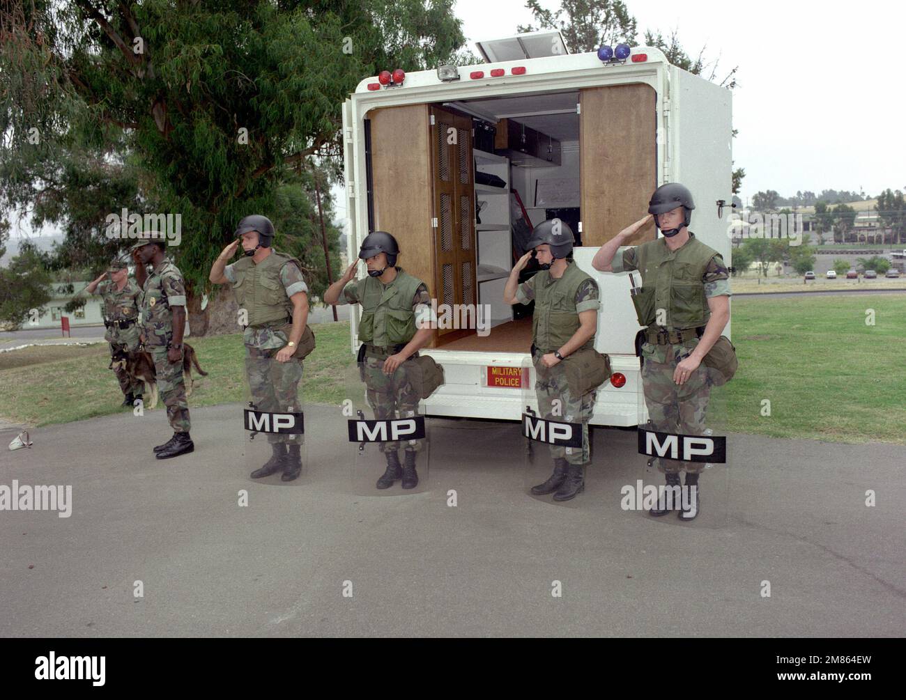 Ein Marine-Militär-SWAT-Team mit Ausrüstung zur Bekämpfung von Aufständen. Basis: Marine Corps Basislager Pendleton Bundesstaat: Kalifornien (CA) Land: Vereinigte Staaten von Amerika (USA) Stockfoto
