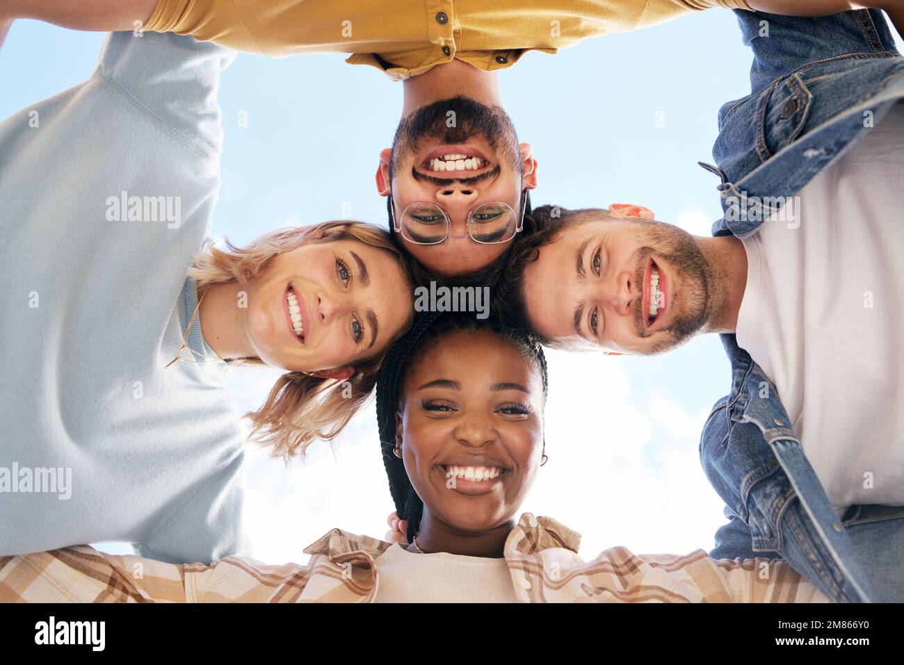 Unterstützen, Teamwork oder glückliche Schüler mit Zielen, Bildungsgemeinschaften oder Hoffnung auf zukünftigen Erfolg. Porträt, Vielfalt oder Gesichter von Freunden in Stockfoto