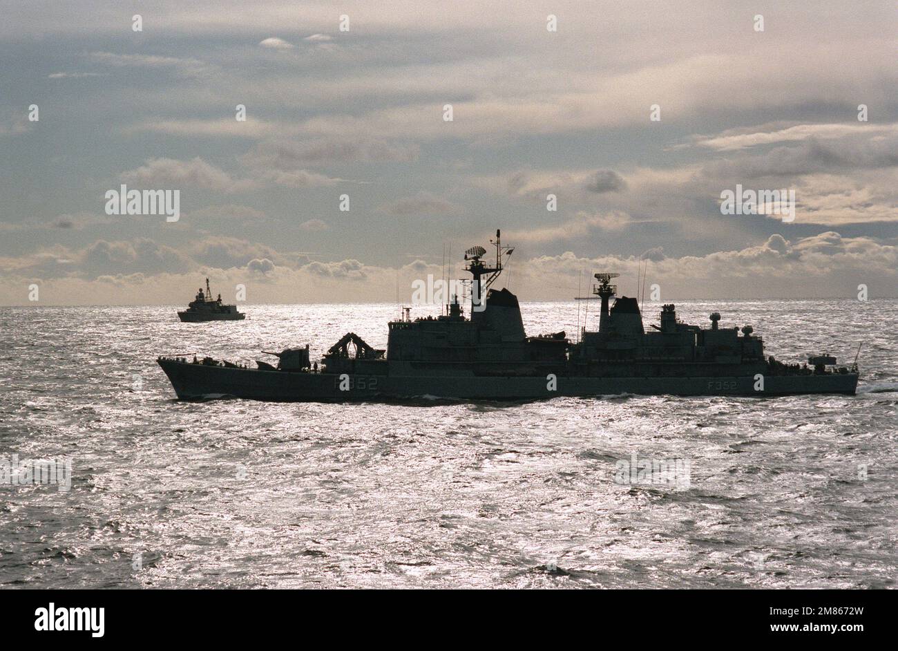 Ein Hafenblick auf die dänische Fregatte PEDER-SKRAM (F-352), Vordergrund und westdeutsche Fregatte FGS BREMEN (F-207), die während der NATO-Übung Northern Wedding '86 im Gange sind. Betreff Operation/Serie: NÖRDLICHE HOCHZEIT '86 Land: Atlantik (AOC) Stockfoto