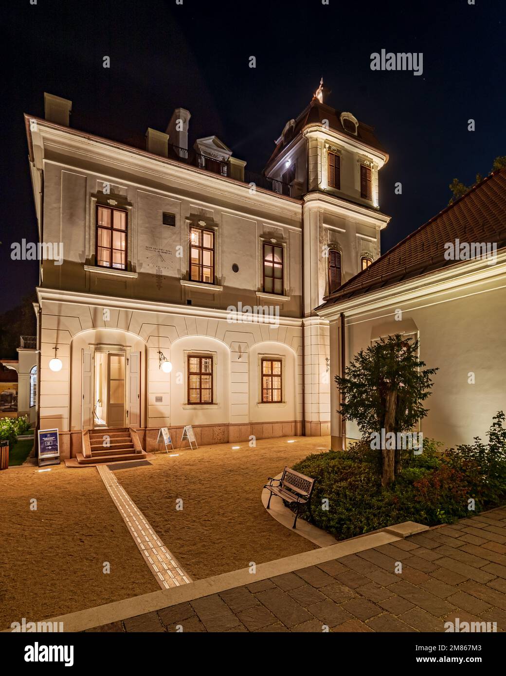 Nachtfoto über das Schloss Eszterhazy neben dem alten See in Tata, Ungarn. Atemberaubender Blick von innen und außen. Tolle Ausstellung und wunderschön Stockfoto