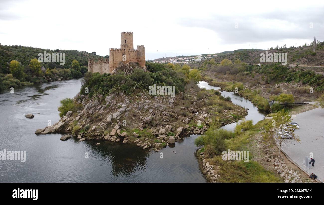 Ein Luftfoto der Burg von Almourol. Dies ist eine mittelalterliche Burg in Portugal in der Mitte des Tejo. Stockfoto