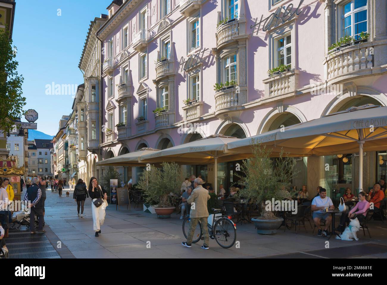 Bozen Straße, im Sommer Blick auf die elegante Fassade des Stadthotels in der Via della Mostra in der historischen Altstadt von Bozen, Italien Stockfoto