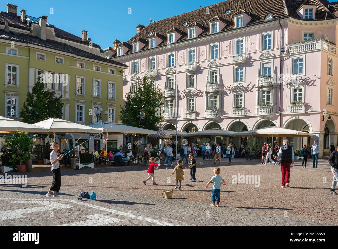 Bozen Altstadt, im Sommer sehen Sie Kinder, die auf der Piazza Walther (Waltherplatz) im historischen Stadtzentrum von Bozen spielen Stockfoto