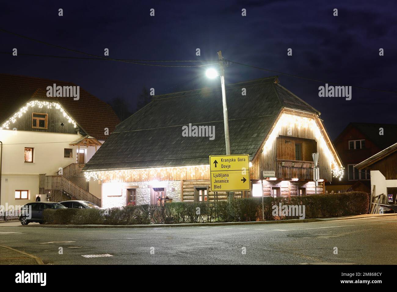 Das Lukn'a Hostel befindet sich im alpinen Dorf Mojstrana in den Julischen Alpen, Slowenien Stockfoto