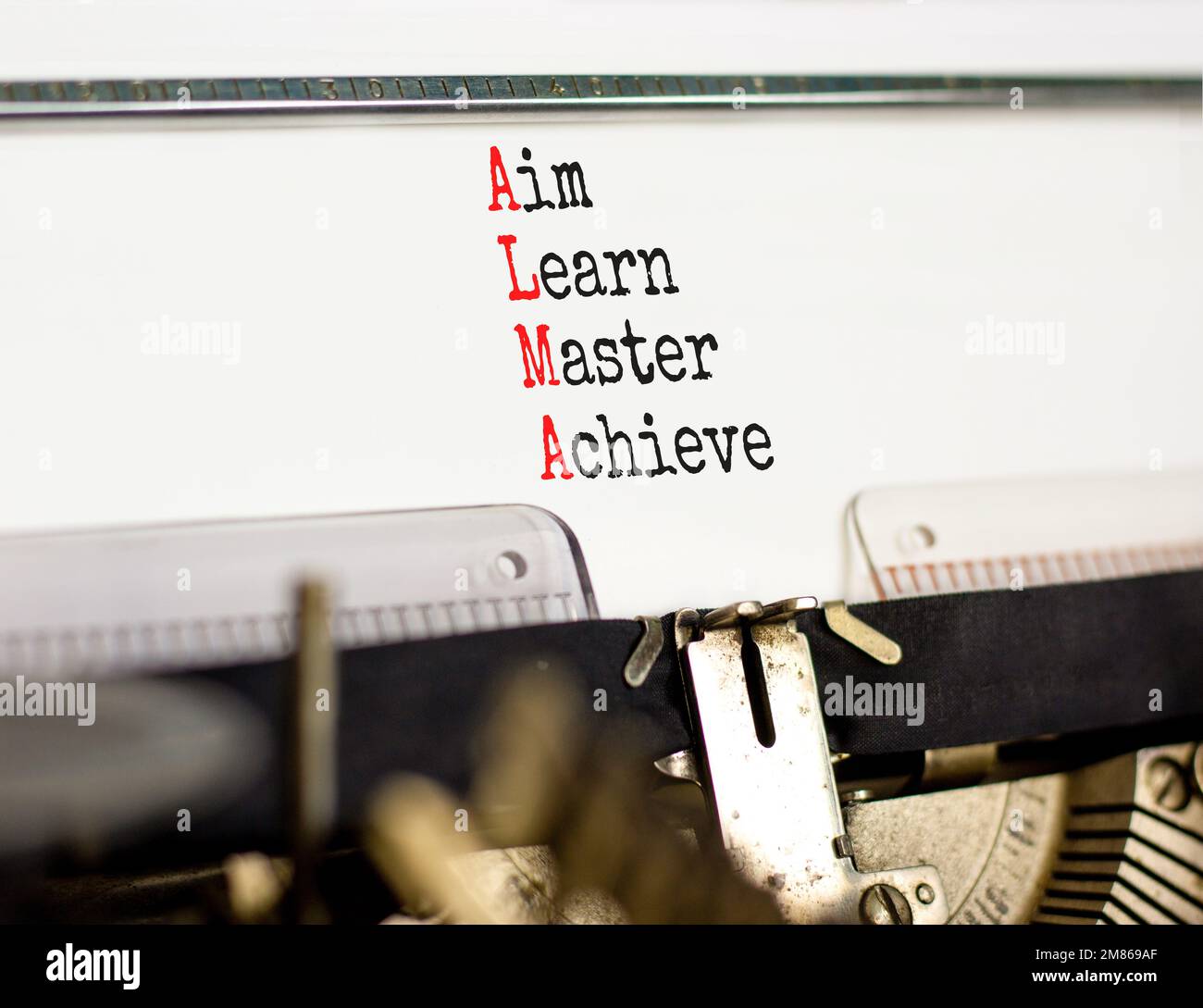 ALMA AIM Lerner Meister erreichen Symbol. Konzeptbegriffe ALMA AIM Learn Master Achievement auf Retro-Schreibmaschine auf wunderschönem weißem Hintergrund geschrieben. Business AL Stockfoto