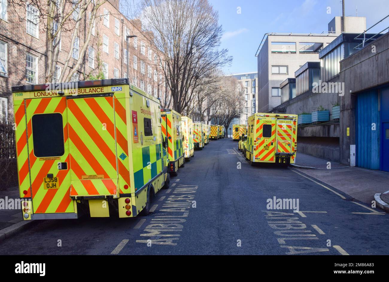 London, Großbritannien. 11. Januar 2023 Krankenwagen parken vor dem Londoner Ambulanzdienst-Hauptquartier in Waterloo. Stockfoto