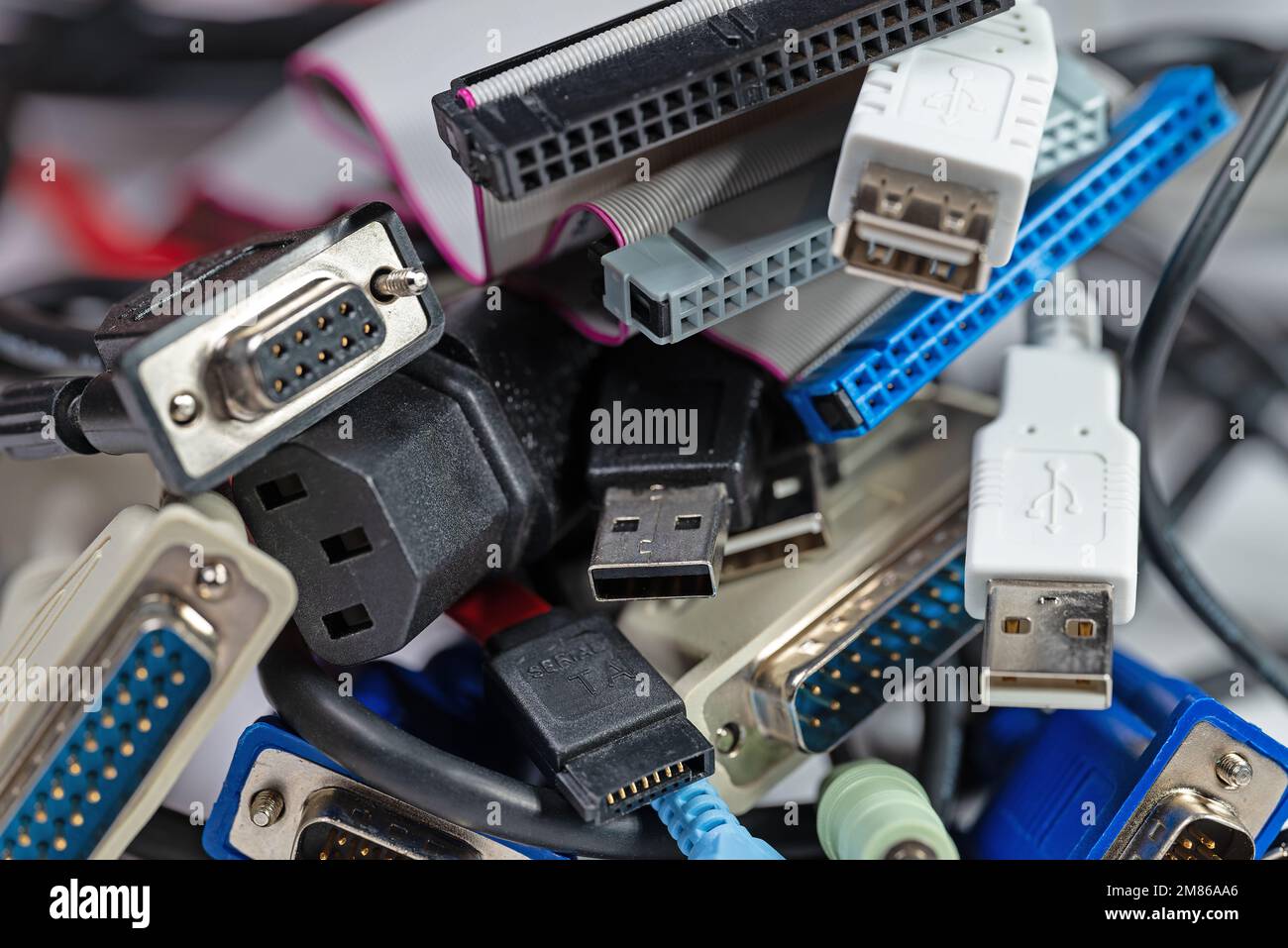 Viele verschiedene Computerkabel in einer Nahaufnahme Stockfoto