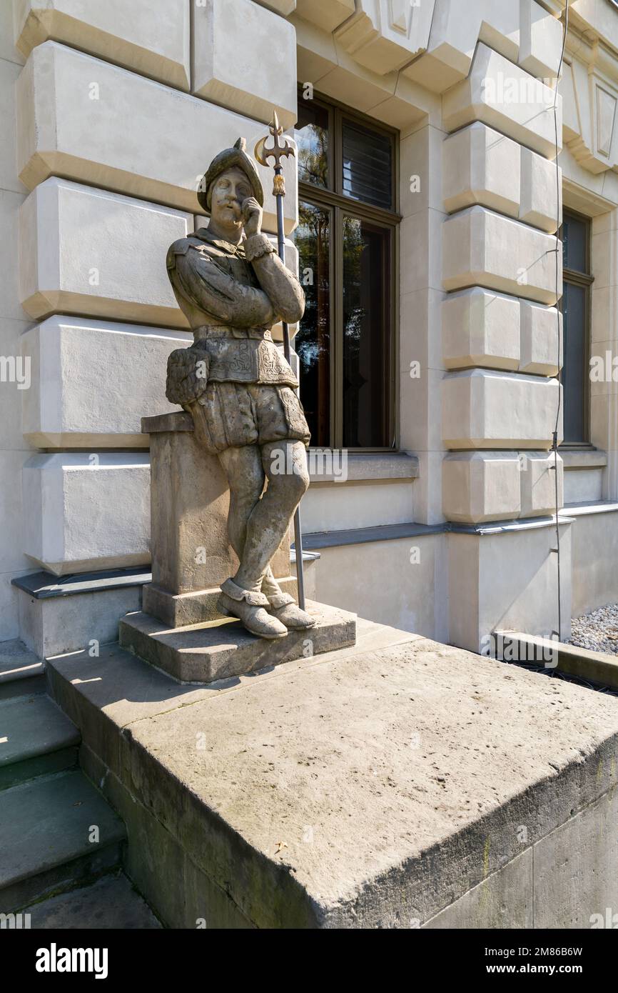 Die Umgebung um den Palast in Pszczyna, dem architektonischen Stolz Schlesiens. Polen. Stockfoto