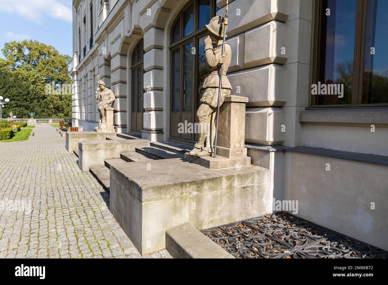 Die Umgebung um den Palast in Pszczyna, dem architektonischen Stolz Schlesiens. Polen. Stockfoto