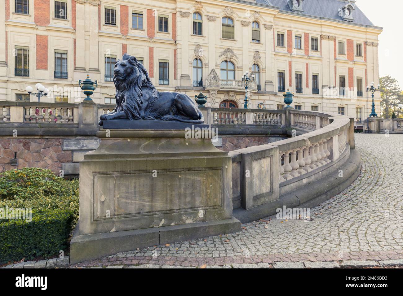 Die Umgebung um den Palast in Pszczyna, dem architektonischen Stolz Schlesiens. Polen. Stockfoto