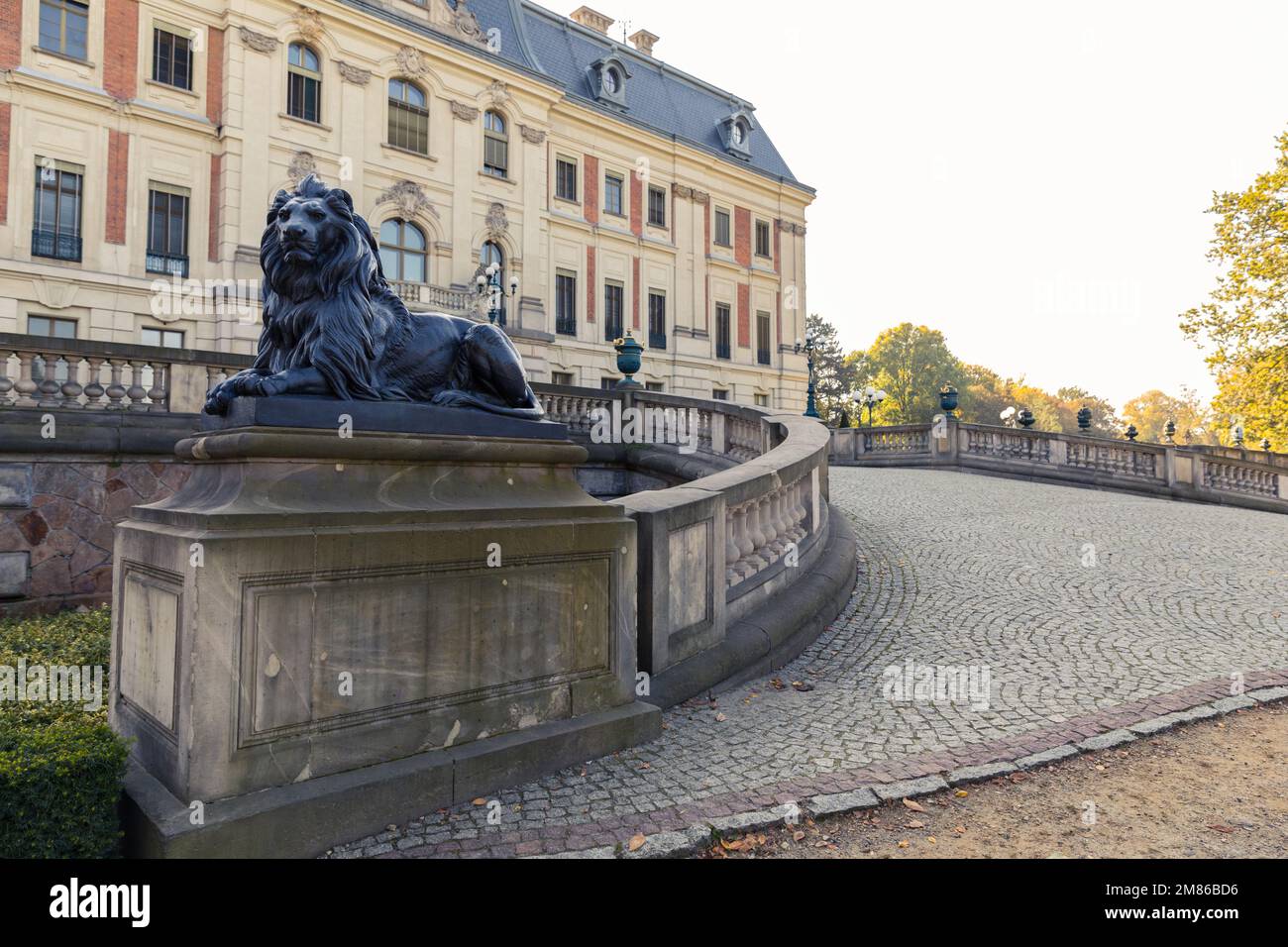 Die Umgebung um den Palast in Pszczyna, dem architektonischen Stolz Schlesiens. Polen. Stockfoto