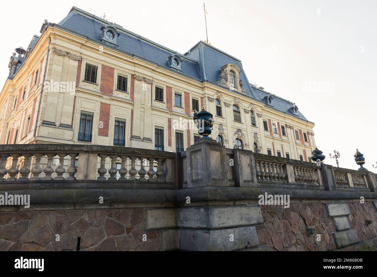 Die Umgebung um den Palast in Pszczyna, dem architektonischen Stolz Schlesiens. Polen. Stockfoto