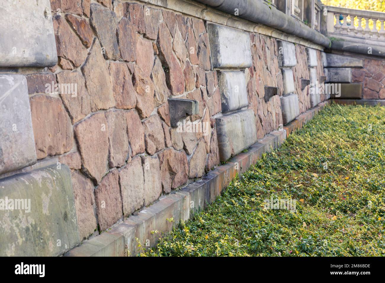 Ein aus der Wand herausragender Abflusstrog aus Stein. Stockfoto