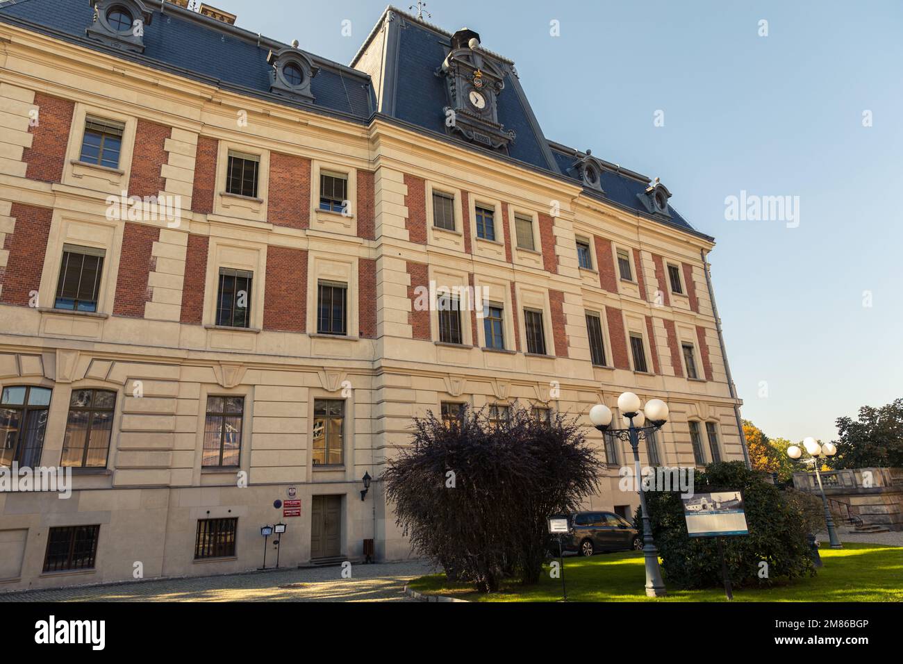 Die Umgebung um den Palast in Pszczyna, dem architektonischen Stolz Schlesiens. Polen. Stockfoto