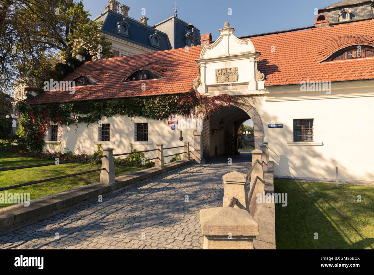 Die Umgebung um den Palast in Pszczyna, dem architektonischen Stolz Schlesiens. Polen. Stockfoto