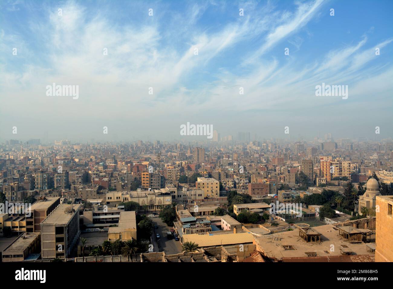 Kairo, Ägypten, Januar 7 2023: Blick aus der Vogelperspektive auf die Altstadt von Kairo von der Zitadelle von Salah El DIN oder der Bergburg mit mehreren Gebäuden in einer Wolke Stockfoto