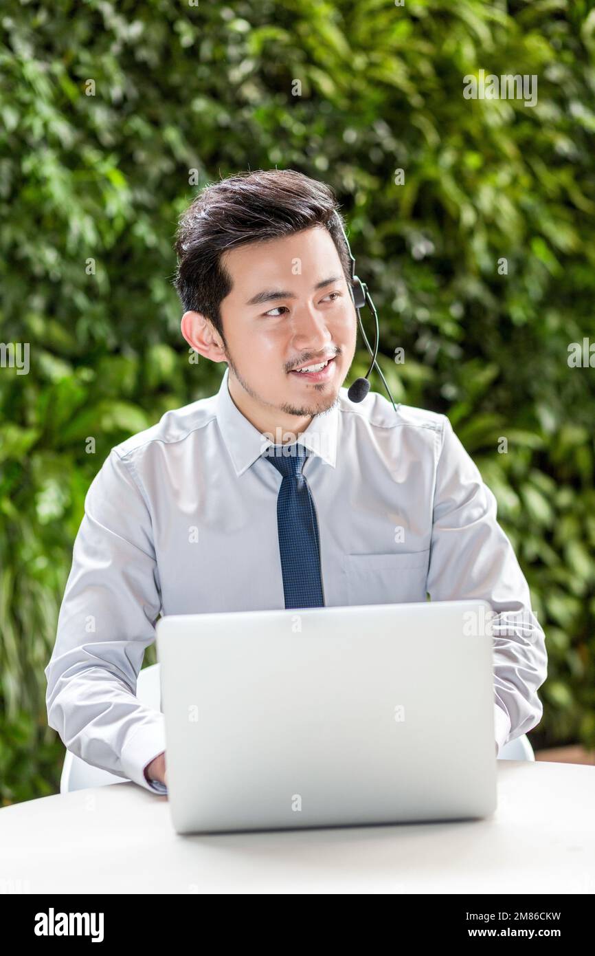 Bei der Beantwortung des Hotline-Service Stockfoto