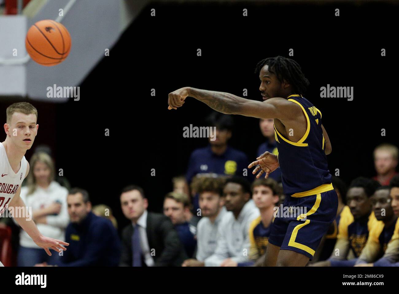 California guard Joel Brown, right, passes the ball during the second half of an NCAA college basketball game against Washington State, Wednesday, Jan. 11, 2023, in Pullman, Wash. (AP Photo/Young Kwak) Stockfoto