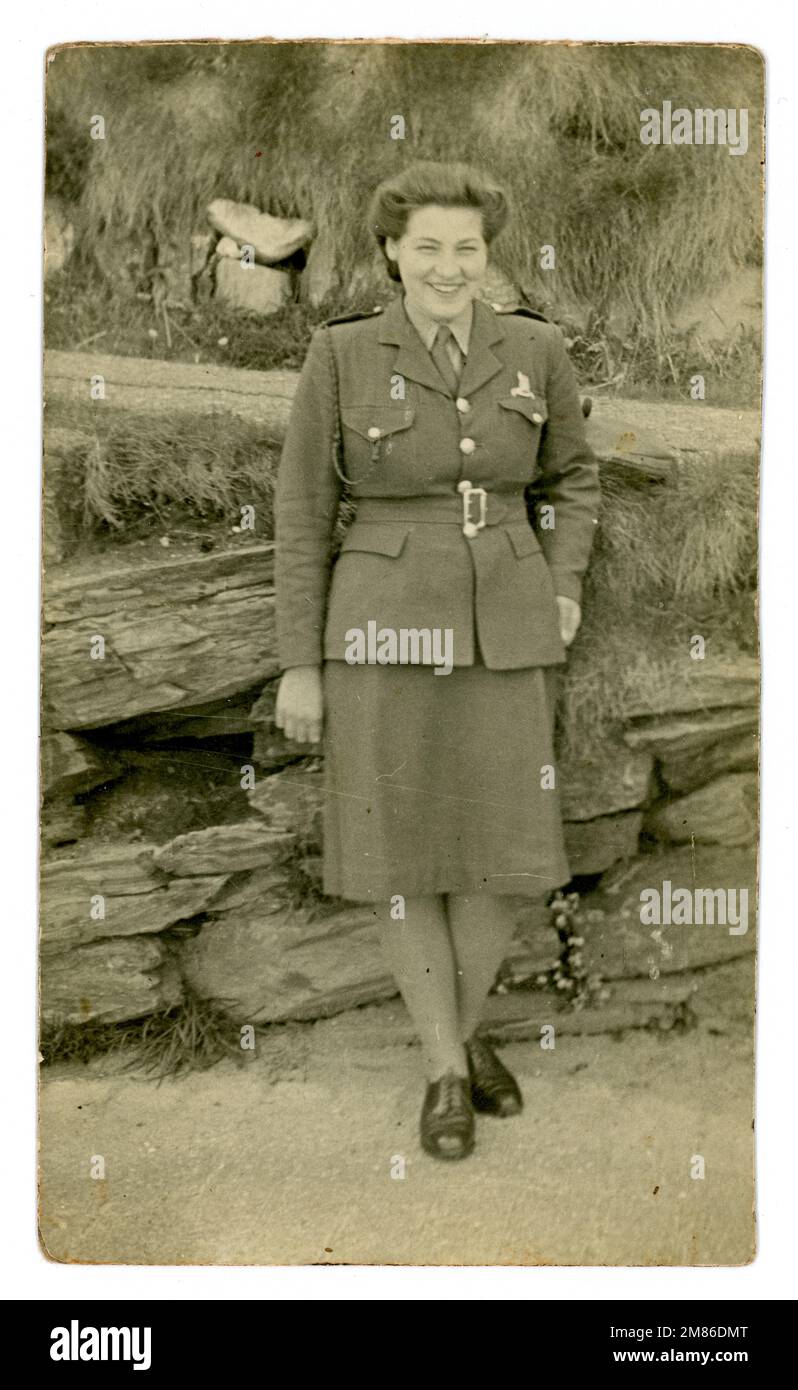 Original-Postkarte aus der Zeit des 2. Weltkriegs mit Pretty Woman, die im Auxiliary Territorial Service (ATS) diente und ihr Dienstkleid trug, datiert vom Mai 1945 in Port St Mary, Isle of man. Möglicherweise ist sie vom Special Operators Training Battalion hier ab 1943, um ATS-Frauen als Abhörnetzbetreiber unter anderem für Bletchley Park auszubilden. Die junge Dame von der ATS hat drei Wochen Grundausbildung im Queens Camp in Guilford gemacht. Dann für vier Monate nach Douglas, Isle of man, um als Special Wireless Operator, Royal Corps of Signals, auszubilden. Stockfoto