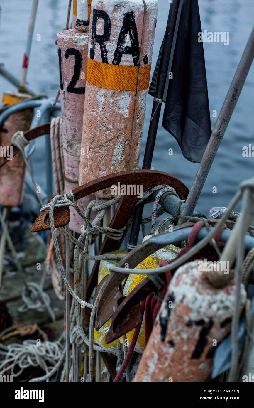Kleines Fischerboot in einem deutschen Fischereihafen. Travemünde / Deutschland Stockfoto