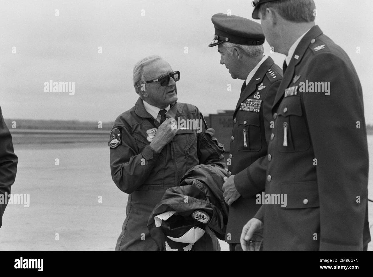 General John T. Chain Jr., OBERBEFEHLSHABER des strategischen Luftkommandos, Center, und Colonel Robert W. Parker, 321. Befehlshaber des strategischen Raketenflügels, begrüßen Lord Peter Carrington, Generalsekretär der Nordatlantikvertrags-Organisation, Left, auf der Basis. Basis: Luftwaffenstützpunkt Grand Forks Bundesstaat: North Dakota (ND) Land: Vereinigte Staaten von Amerika (USA) Stockfoto