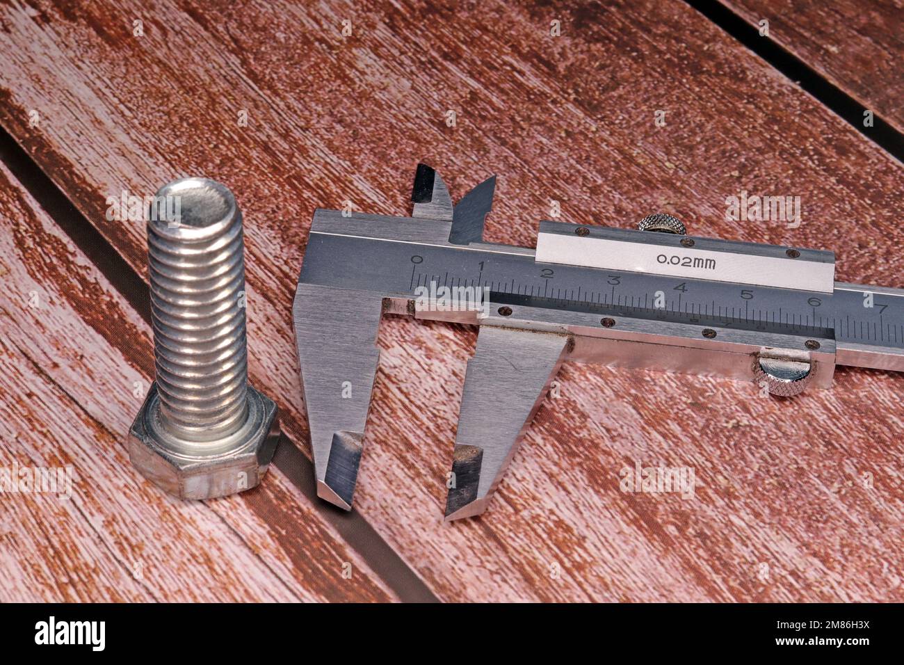 Präzisions-Messschieber aus Metall mit Metallschraube Stockfoto
