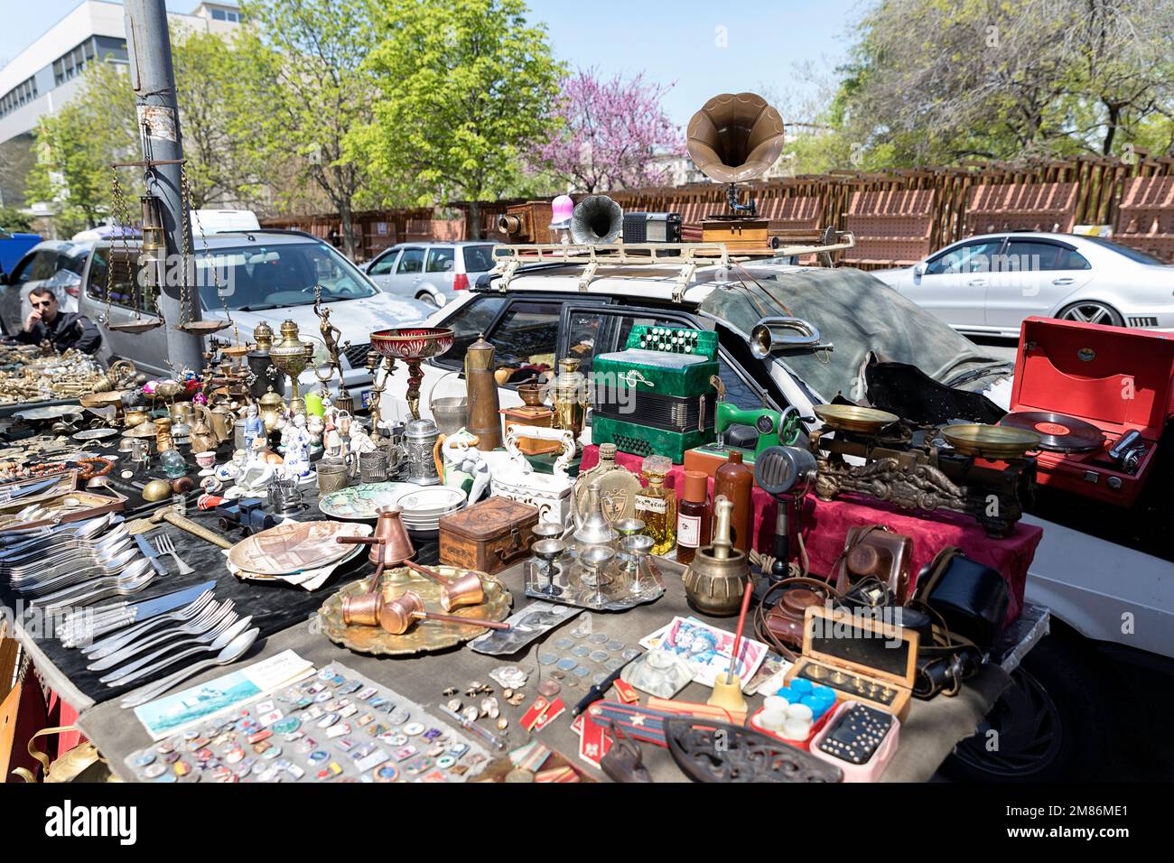 Interessanter Dry Bridge Market, wöchentlicher Flohmarkt mit vielen Antiquitäten, Tiflis, Georgia Stockfoto