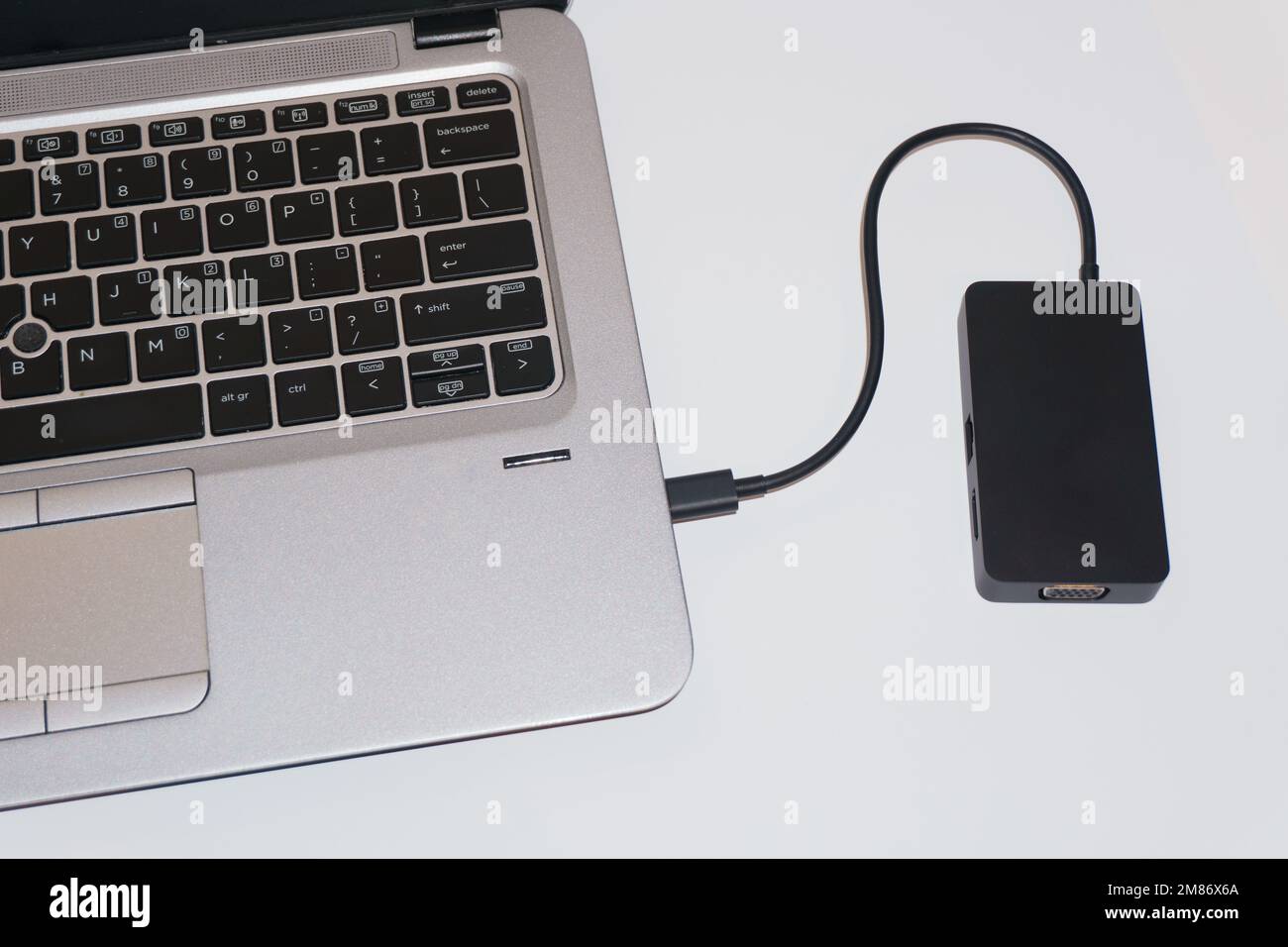 usb-C-Hub mit Anschluss in einem Laptop, isoliert auf weißem Hintergrund Stockfoto