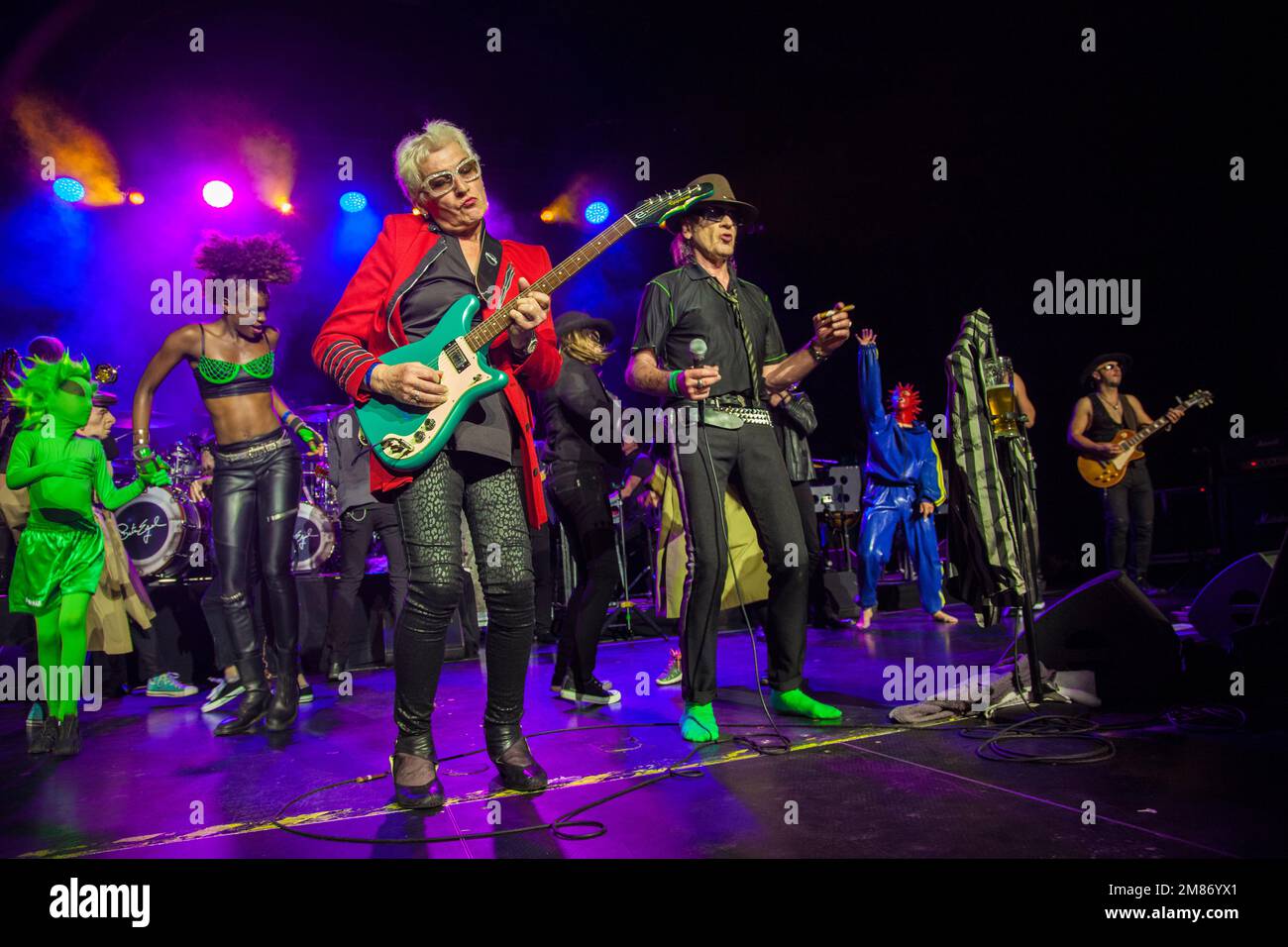 Udo Lindenberg mit Panikorchester live auf der Bühne. Er ist deutscher Sänger, Schlagzeuger und Komponist. Stockfoto