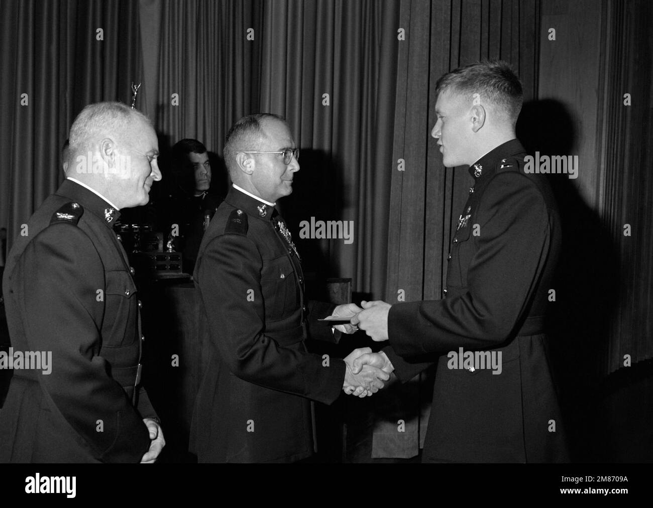 BGEN G.A. Deegan überreicht den Marine Corps Association Military Skills Award 2LT an Johnson im FBI Academy Theater während der Abschlusszeremonien der Grundschule (TBS). Basis: Marinestützpunkt, Quantico Bundesstaat: Virginia (VA) Land: Vereinigte Staaten von Amerika (USA) Stockfoto