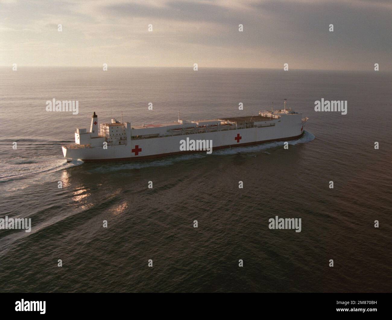 Ein Steuerbord-Viertelblick auf das während der Seeversuche im Einsatz befindliche Spitalschiff USNS MERCY (T-AH-19). Land: Golf Von Mexiko Stockfoto