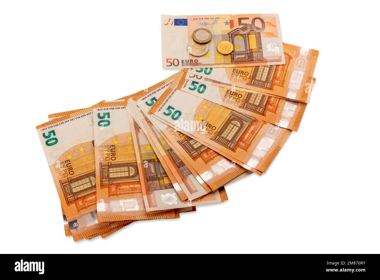 Fünfzig Euro-Banknoten in Fanform mit einer und zwei Euro- und 10-Cent-Münzen auf der Oberseite, isoliert auf weiß, Abschneidepfad, Finanzkonzept und t Stockfoto