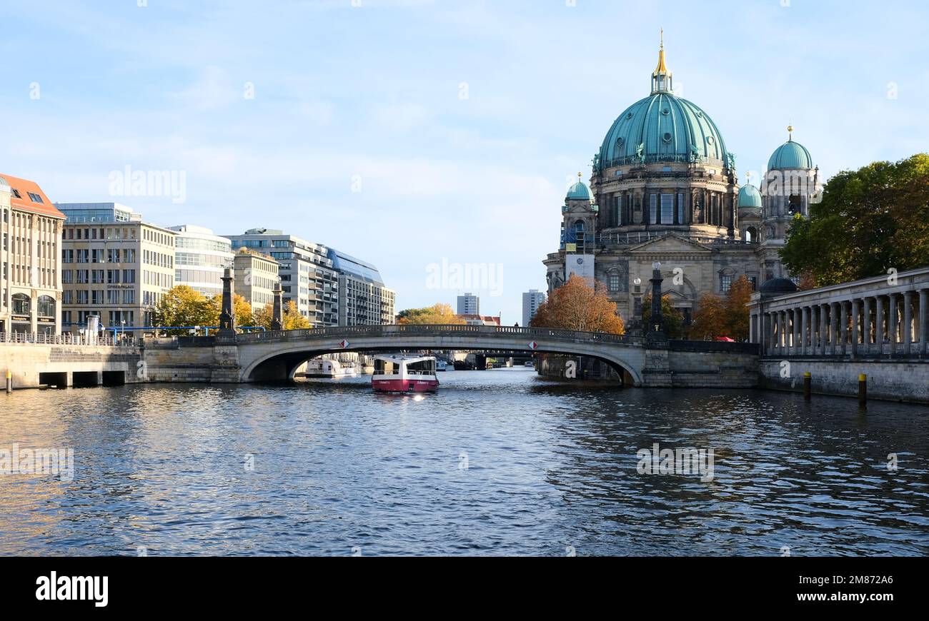 Berlin, Deutschland, 17. Oktober 2022, Stadtzentrum mit Spree, Friedrichsbrücke, Berliner Dom und Wohngebäuden in Vera-Brittain-Ufer Stockfoto