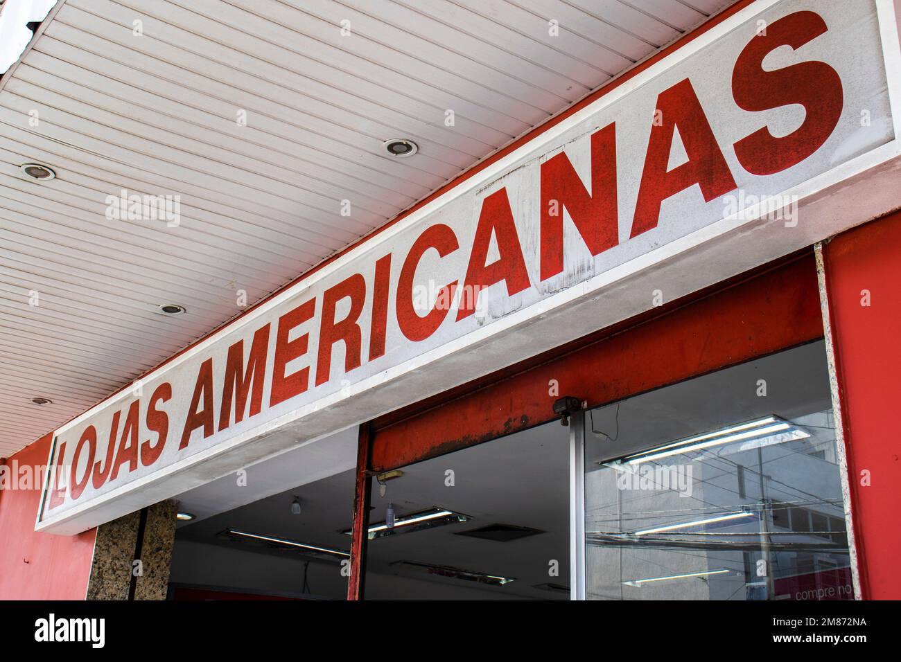 Marília, SP - 12.01.2023: LOJAS AMERICANAS AP's A SAÍDA DO CEO - Fassade und Logo von Lojas Americanas im Stadtzentrum von Marília, SP. Das Unternehmen ist an der Börse (B3) als AMER3 notiert und eröffnet heute mit einem deutlichen Rückgang um 76,25 %, nachdem sich die Aufnahme der Geschäftstätigkeit mehrmals verzögert hatte. Dies geschah nach einem Defizit von 20 Milliarden Reais und dem Rücktritt des CEO des Unternehmens. (Foto: Alf Ribeiro/Fotoarena) Stockfoto