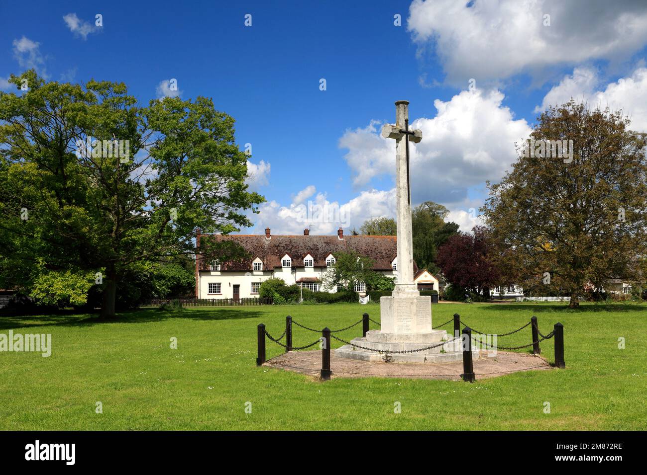 War Memorial und Hütten auf dem Dorfplatz, Ickwell Dorf, Bedfordshire, England, Grossbritannien Stockfoto