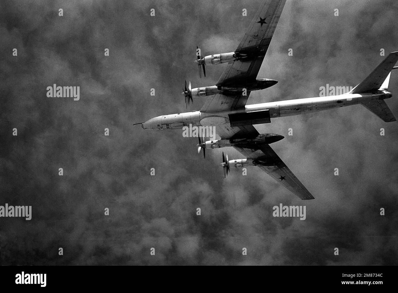 Luftaufnahme der Unterseite eines TU-95 sowjetischen Bear F-Flugzeugs. Land: Unbekannt Stockfoto