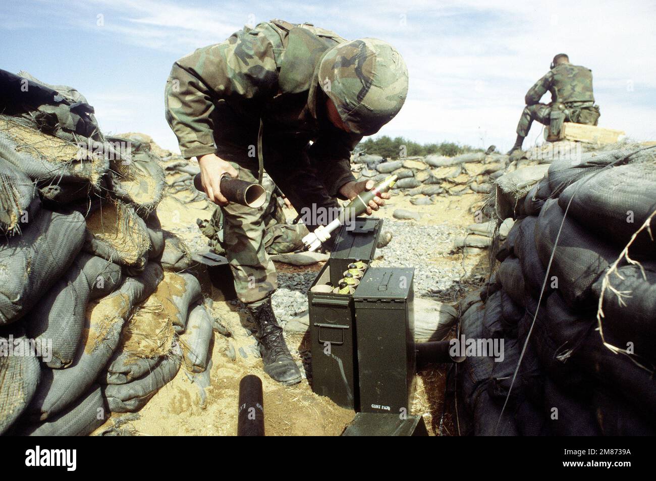 Ein Marine entfernt eine 60mm-Mörser-Bombe aus einer Munitionsbox. Basis: Marinestützpunkt, Quantico Bundesstaat: Virginia (VA) Land: Vereinigte Staaten von Amerika (USA) Stockfoto