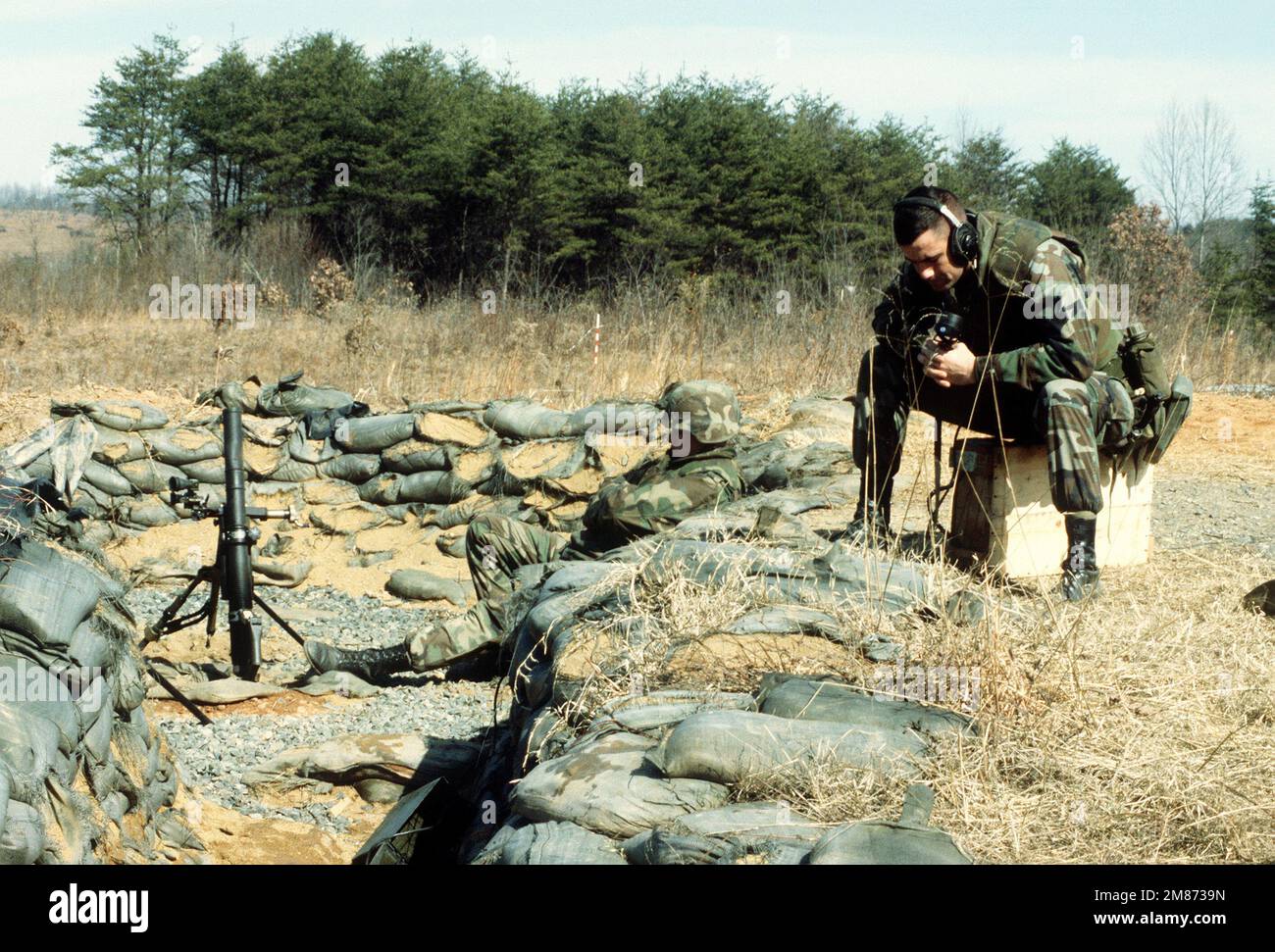 Ein Mitglied einer Marine M-224 Leichtbau-Mörsercrew verwendet ein Feldfunkgerät, um Mörserbombenangriffe im unteren Bereich während einer Feuerübung zu ermitteln. Exaktes Datum Aufnahme Unbekannt. Basis: Marinestützpunkt, Quantico Bundesstaat: Virginia (VA) Land: Vereinigte Staaten von Amerika (USA) Stockfoto