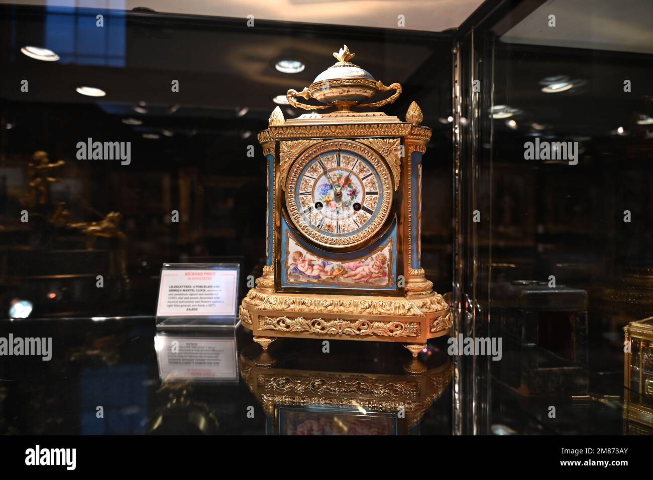 Auf der diesjährigen Messe werden zahlreiche einzigartige Kunstwerke und Antiquitäten verkauft. Die Zukunft der britischen Handwerkskunst wird am Stand des QEST (Queen Elizabeth Scholarship Trust) präsentiert, der von den Messeveranstaltern The Antiques Dealers Fair Limited unterstützt wird. DER QEST-Gelehrte Poppy Field, dessen Skulptur der verstorbenen Königin Elizabeth II. Und Prinz Philip in diesem Jahr in der Royal Albert Hall errichtet werden soll, wird zusammen mit Gordon Robertson seine Kreationen aus Zinn und Metallarbeiten skulpturieren (Zwei weitere QEST-Gelehrte stellen am Wochenende aus. Stockfoto