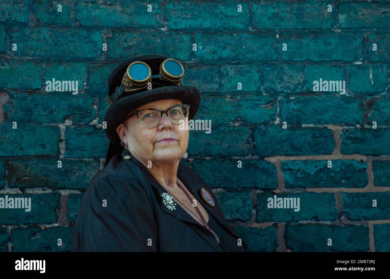 Porträt einer älteren Steampunk-Frau mit Mütze und Schutzbrille. Stockfoto