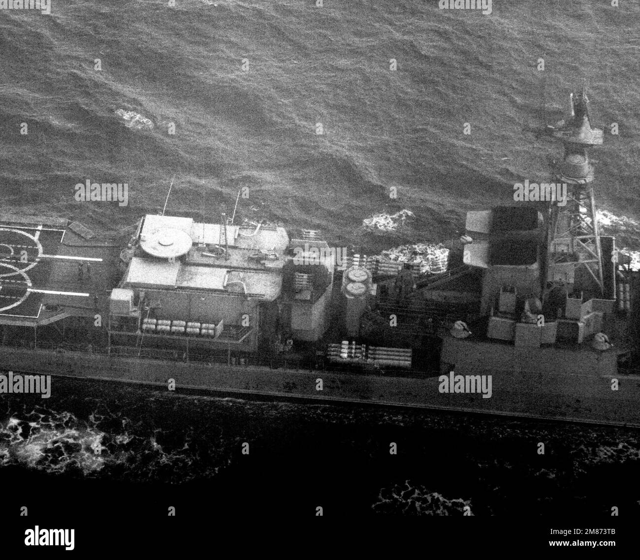 Steuerbord-Blick auf den Raketenzerstörer Marschall Wassiljewski. Von links nach rechts auf Deck sichtbar ist das Hubschrauberdeck, zwei RBU-6000-Raketenwerfer, zwei Quad-21-Zoll/533mm-Torpedoröhren und zwei 30mm-Gattelgewehre. Land: Unbekannt Stockfoto