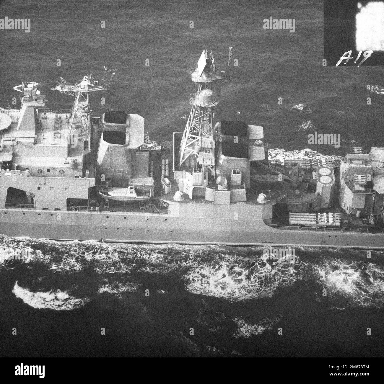 Ein Hafenblick auf den Raketenzerstörer MARSCHALL WASSILJEWSKI der Udaloy-Klasse. An Deck sind von links nach rechts zwei 30-mm-gatling-Gewehre, zwei vierfache 21-Zoll/533-mm-Torpedoröhren und zwei RBU-6000-Raketenwerfer zu sehen. Land: Unbekannt Stockfoto