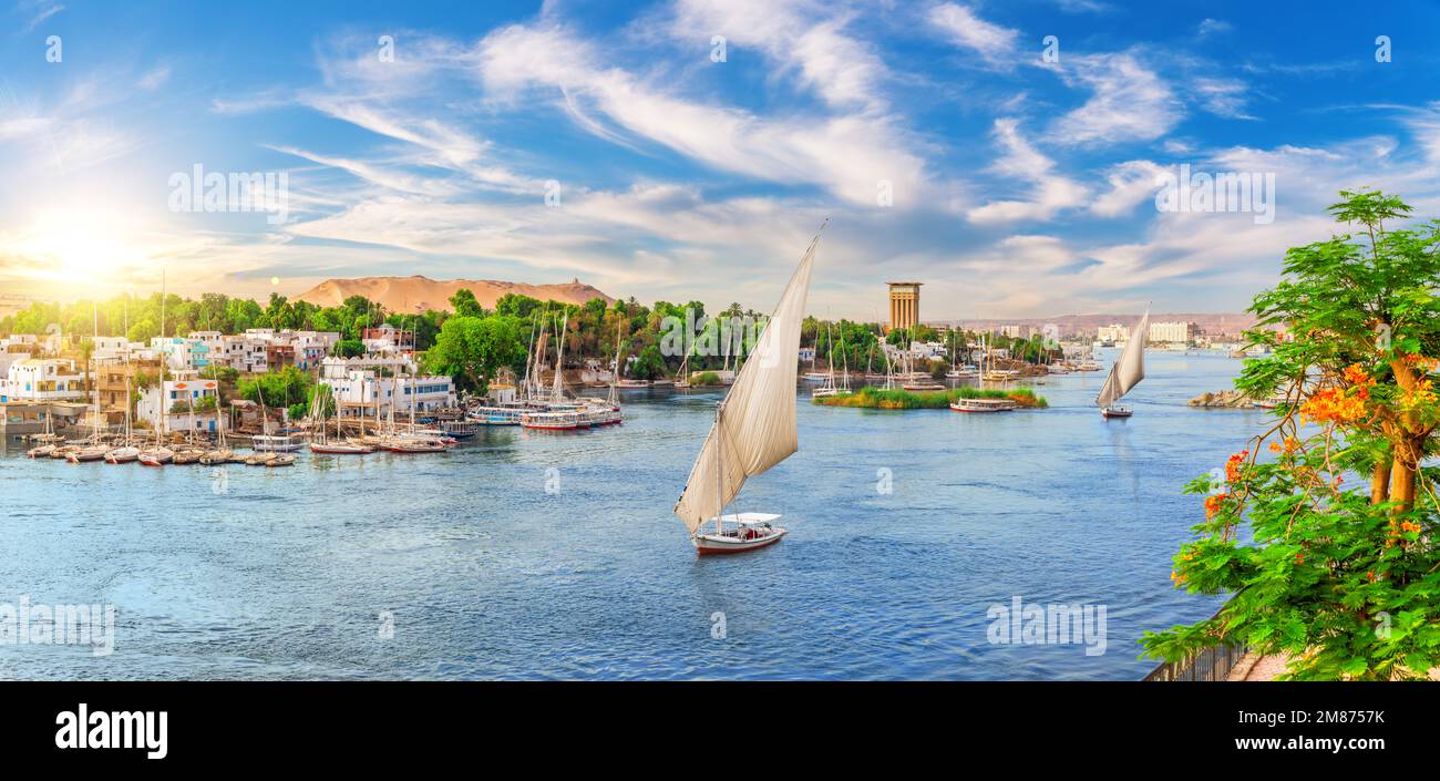 Wunderschöne Nillandschaft der Segelboote und traditionellen Dörfer von Assuan, Ägypten Stockfoto