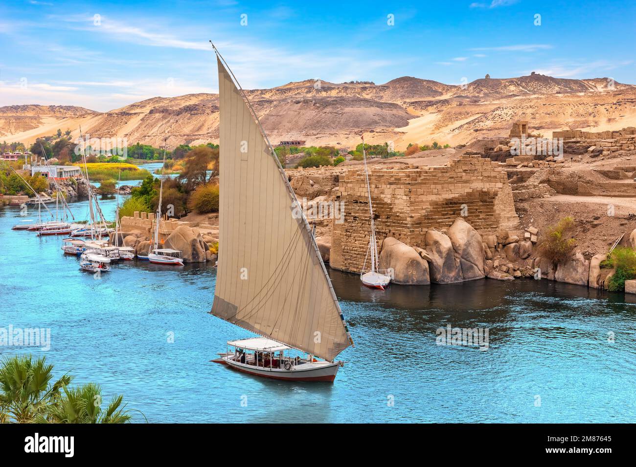 Landschaft auf dem Nil mit berühmten Segelbooten, Assuan, Ägypten Stockfoto