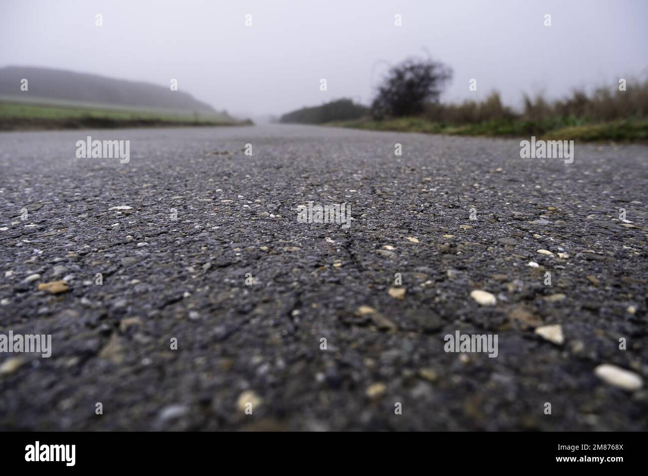 Details einer Bergstraße mit Nebel an einem kalten Wintertag Stockfoto