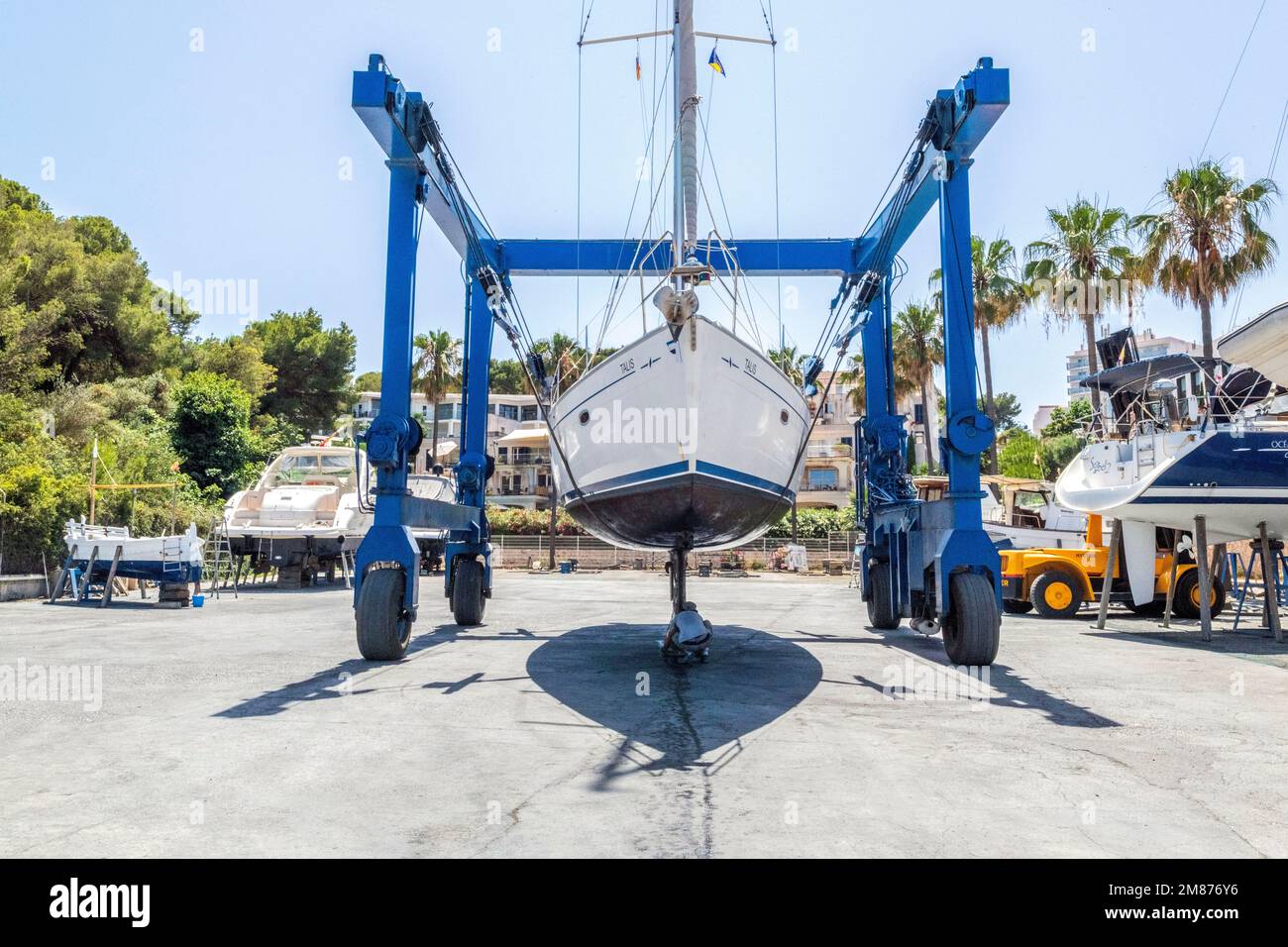 In der Werft von Porto Cristo, Mallorca, hebt ein Kran dieses Segelschiff zur Inspektion an Land. Stockfoto